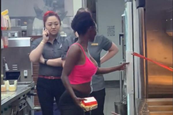 视频:一名女子在麦当劳跳楼后被捕