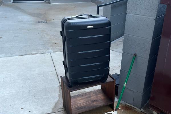一名女子通过苹果AirTag追踪行李到“可疑”公寓