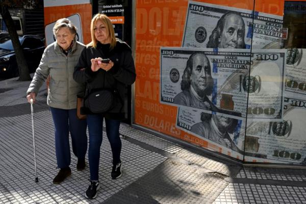 在阿根廷，选民们玩起了用美元代替比索的游戏