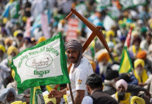 数千名印度农民在新德里举行抗议活动，要求制定保障最低农作物价格的法律