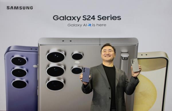 Samsung Electro<em></em>nics mobile business chief Roh Tae-moon poses with the latest Galaxy S24 smartpho<em></em>nes during the Galaxy Unpacked event, at the SAP Center in San Jose, California, Wednesday. (Samsung Electronics)