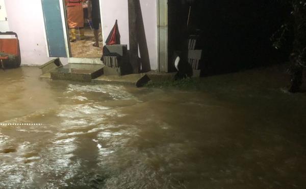 Flash flood hits 11 houses in Padawan villages