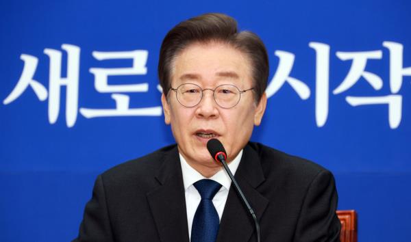 Democratic Party of Korea Chairman Lee Jae-myung speaks during the party's Supreme Court meeting, at the Natio<em></em>nal Assembly on Wednesday. (Yonhap)