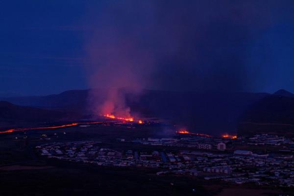 Icelandic volcano eruption eases, but risk remains