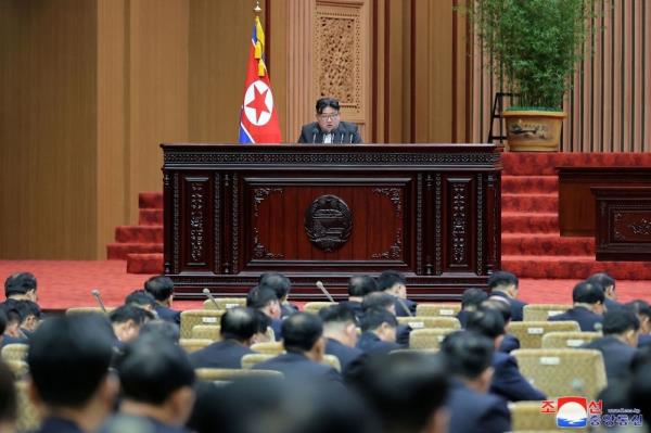 朝鲜的金正恩呼吁将韩国视为“主要敌人”，并警告要发动战争