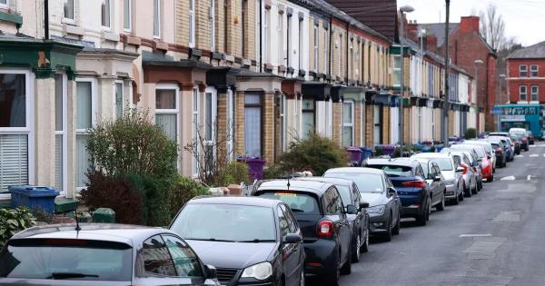 一名女子的报复行为让邻居们损失了9万英镑，因为他们在她家门外停了9辆车