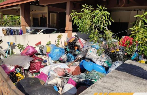 槟榔屿市议会采取行动，将囤积在排屋的1.4吨垃圾运出