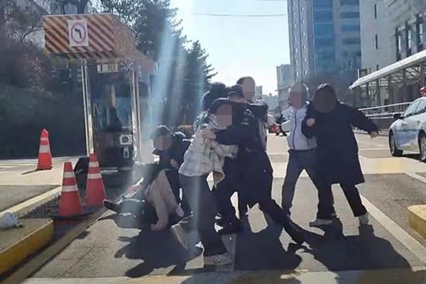 Police arrest student activists outside the presidential office in central Seoul on Saturday in this image captured from a YouTube broadcast. (Yonhap)