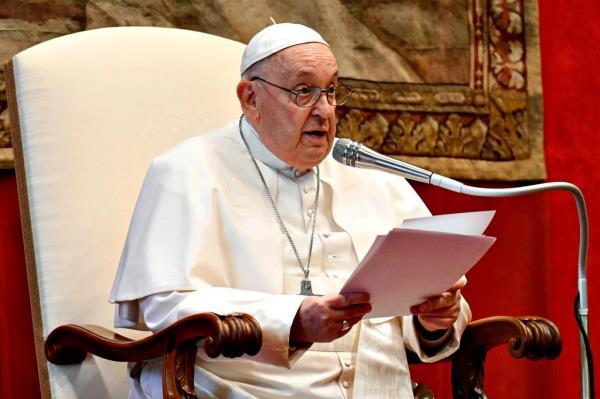 教皇弗朗西斯呼吁禁止“卑鄙的”代孕母亲