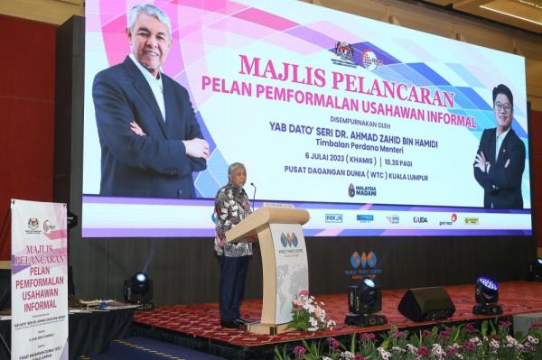 马来西亚副总理扎希德说，将非正式企业家正规化可以提高马来西亚的GDP