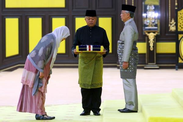 King co<em></em>nfers Johan Mangku Negara award to Jakim D-G