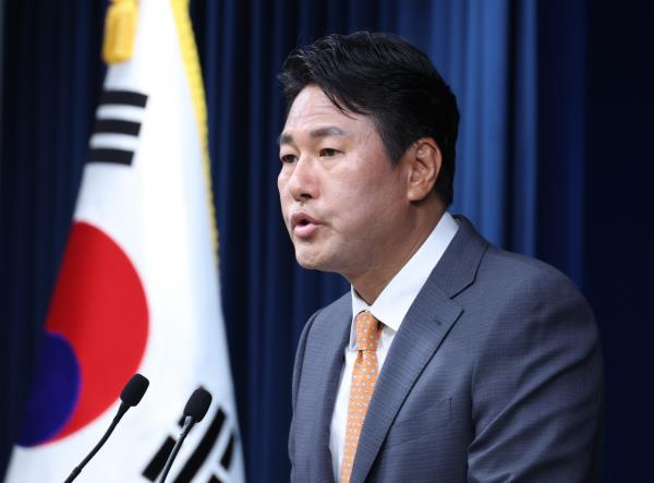 Kim Tae-hyo, deputy natio<em></em>nal security adviser to President Yoon Suk Yeol, speaks a<em></em>bout Yoon's visit to Lithuania and Poland during a press briefing Thursday. (Yonhap)