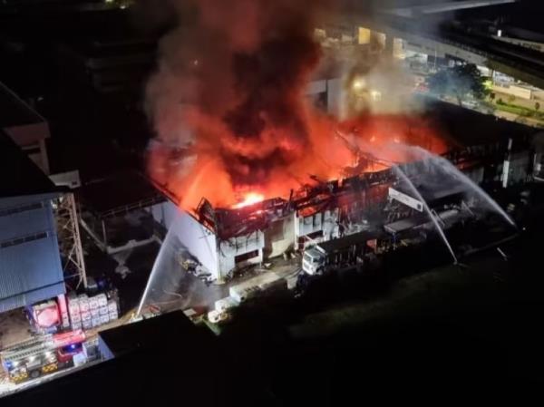 大火吞没了新加坡的一家化学批发工厂，大士的捷运服务中断了近两个小时