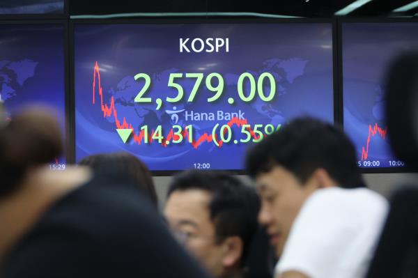 在联邦公开市场委员会会议记录公布之前，首尔股市收盘走低