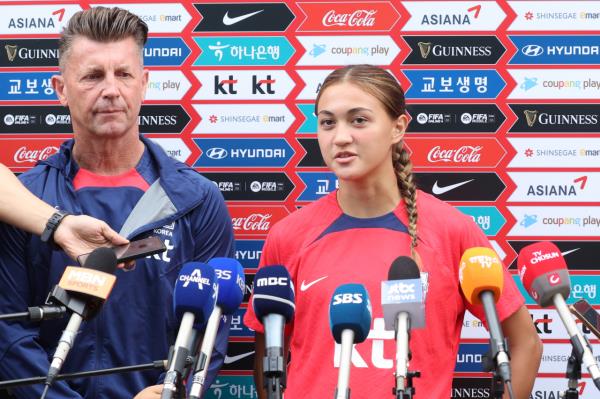 Casey Phair (Right), a member of the South Korean women's natio<em></em>nal football team, speaks to reporters at the Natio<em></em>nal Football Center in Paju, some 40 kilometers northwest of Seoul, on Wednesday. Standing next to Phair is her head coach Colin Bell. (Yonhap)
