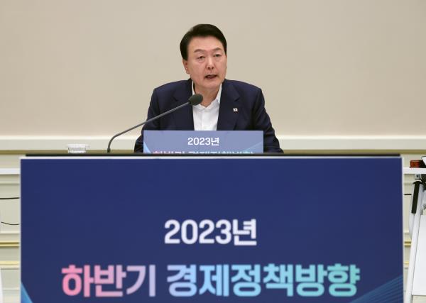 President Yoon Suk Yeol speaks during an eco<em></em>nomic policy meeting at Cheong Wa Dae in Seoul on Tuesday. (Yonhap)