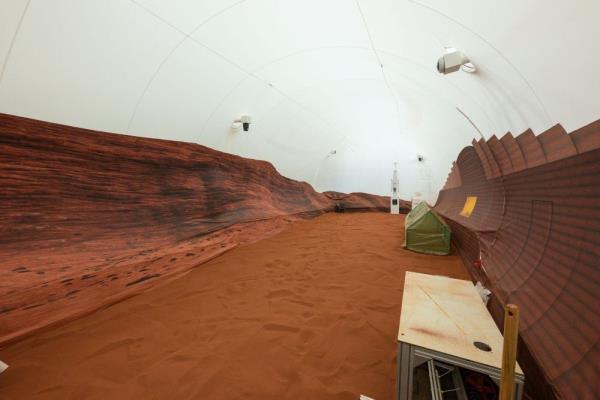 志愿者在模拟火星生活的环境中被关了一年(视频)