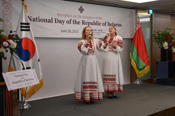 Artists from Belarus perform a traditio<em></em>nal Belarusian song during the reception of Belarus Natio<em></em>nal Day at Lotte Hotel, Seoul, Wednesday. (Sanjay Kumar/The Korea Herald)