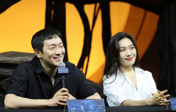 Son Suk-ku (left) and Choi Hee-seo attend a press co<em></em>nference held at LG Arts Center in Seoul, on June 27. (Yonhap)