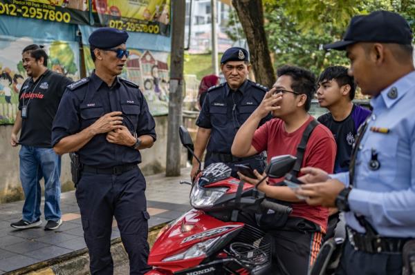 City police Chief Commissio<em></em>ner Datuk Mohd Shuhaily Mohd Zain (left) speaks to motorists during the ‘Respecting Traffic Regulations Operation’ in Kuala Lumpur July 3, 2023. — Picture by Firdaus Latif