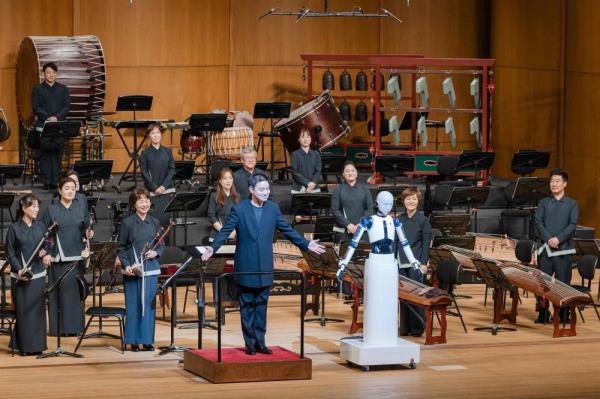 指挥管弦乐队的机器人在首尔赢得了观众的喝彩