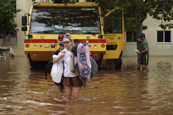 巴西南部的洪水在7天内造成至少75人死亡，103人失踪