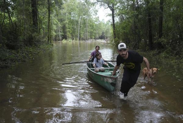 休斯顿附近的暴雨有所缓解，但在数百次救援和疏散后，洪水仍然存在