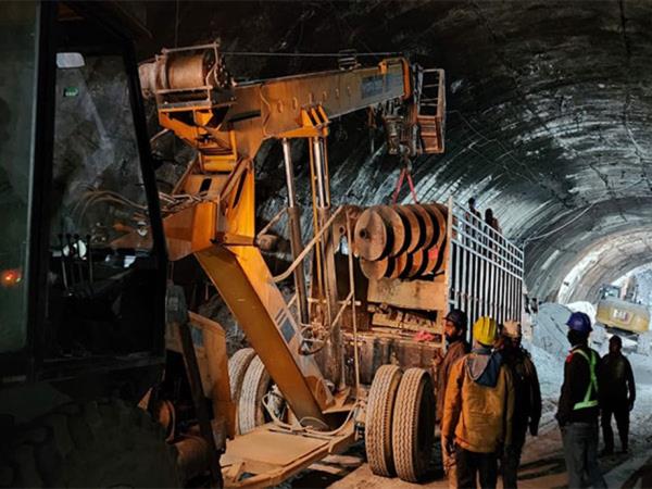 北阿坎德邦隧道坍塌时间表:第13天，钻头击中金属梁，救援行动再次停止