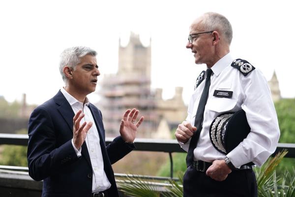 萨迪克·汗警告说，伦敦无情的抗议活动造成了伦敦警察局的资金缺口
