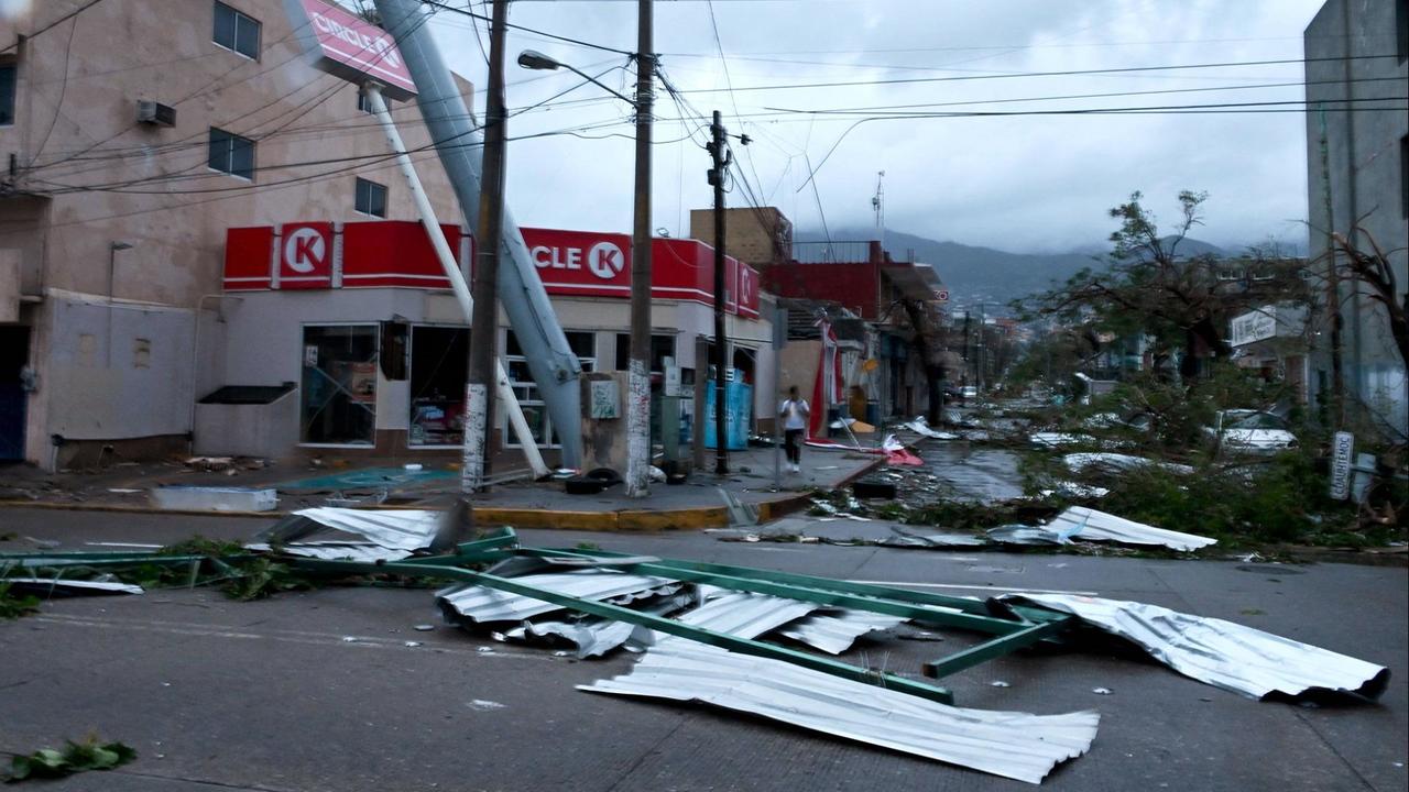 墨西哥评估飓风奥蒂斯对阿卡普尔科造成的破坏