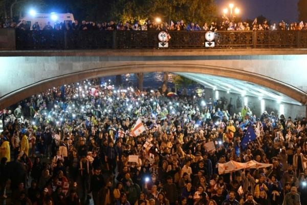 政治-格鲁吉亚:数万人示威反对“外国影响”法律