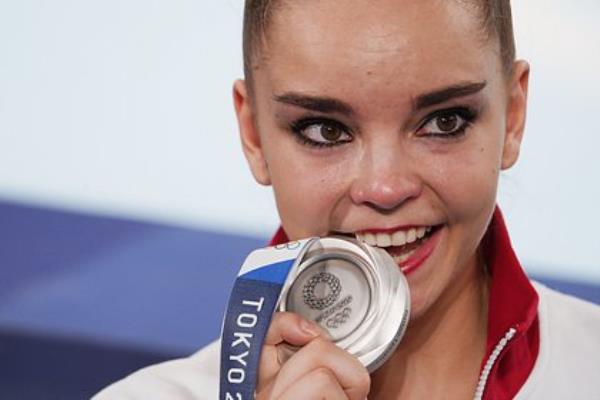 维纳在东京奥运会上看到了阿维丽娜的银牌