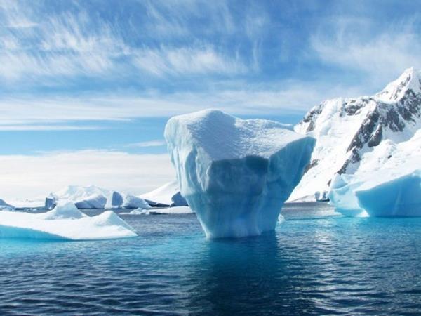 世界上最大的冰山在南极洲海底搁浅数十年后正在移动:报告